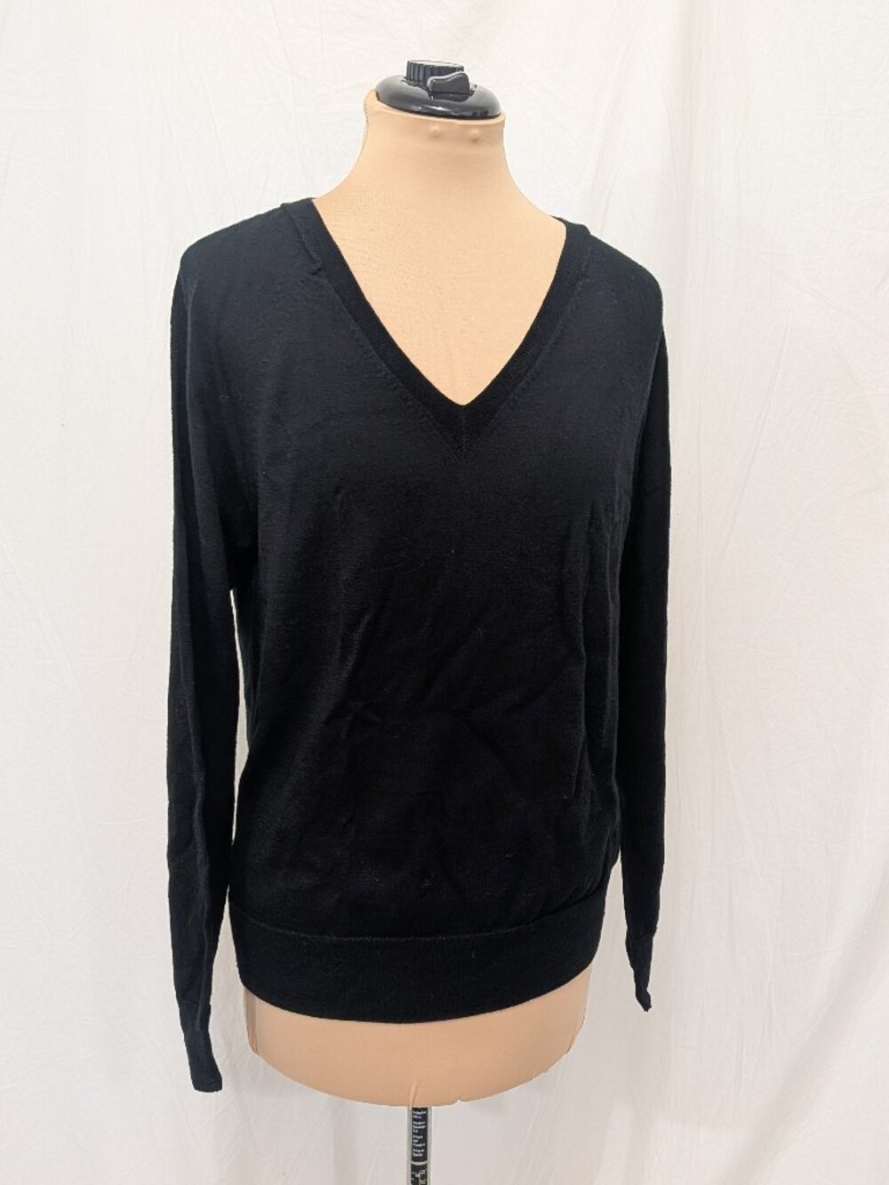 Banana Republic black 100% merino wool V‑neck sweater, size L Made in Vietnam